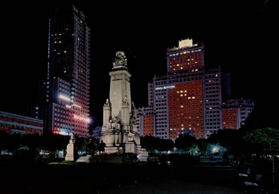 Imagen nocturna de la Plaza de España, iluminada, en el año 1960