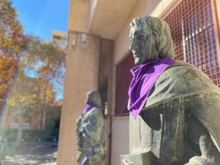 Las principales estatuas y esculturas de València lucen pañuelos morados contra la violencia de género