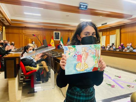 La alumna del Instituto Grupo Cántico, Gema Bravo, enseña el dibujo elaborado para el XV concurso de literatura hiperbreve