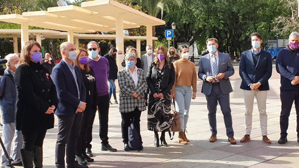 Lectura del manifiesto oficial contra la violencia de género, en la Plaza de España de Molina de Segura, organizado por la Concejalía de Igualdad y Violencia de Género Lectura del manifiesto oficial contra la violencia de género, en la Plaza de España de Molina de Segura, organizado por la Concejalía de Igualdad y Violencia de Género