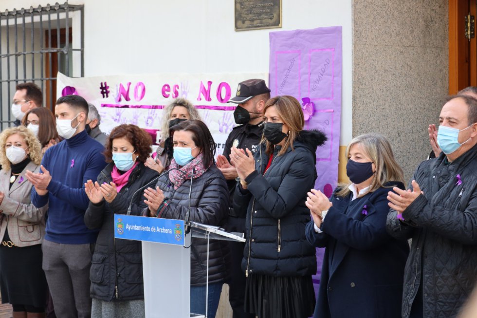 La Alcaldesa de Archena, acompañada por el Equipo de Gobierno Municipal y otros ediles de la Corporación Municipal, ha leído el Manifiesto Institucional contra la Violencia de Género, que ha finalizado con un emotivo aplauso de los asistentes en homenaje a las mujeres que han fallecido por este motivo La Alcaldesa de Archena, acompañada por el Equipo de Gobierno Municipal y otros ediles de la Corporación Municipal, ha leído el Manifiesto Institucional contra la Violencia de Género, que ha finalizado con un emotivo aplauso de los asistentes en homenaje a las mujeres que han fallecido por este motivo