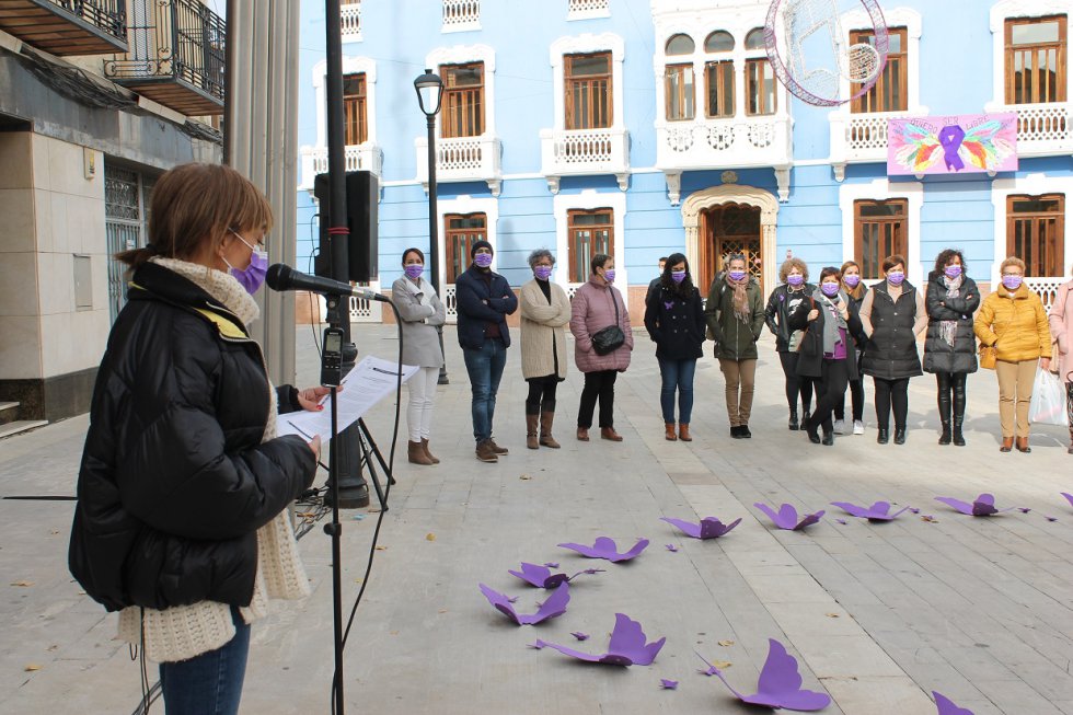 La Concejala de Igualdad del Ayuntamiento de Bullas, Carmen Abellán, ha leído un manifiesto, frente al Ayuntamiento de Bullas, en el que ha querido visibilizar el problema de una lacra social que sufren las mujeres en todo el mundo La Concejala de Igualdad del Ayuntamiento de Bullas, Carmen Abellán, ha leído un manifiesto, frente al Ayuntamiento de Bullas, en el que ha querido visibilizar el problema de una lacra social que sufren las mujeres en todo el mundo