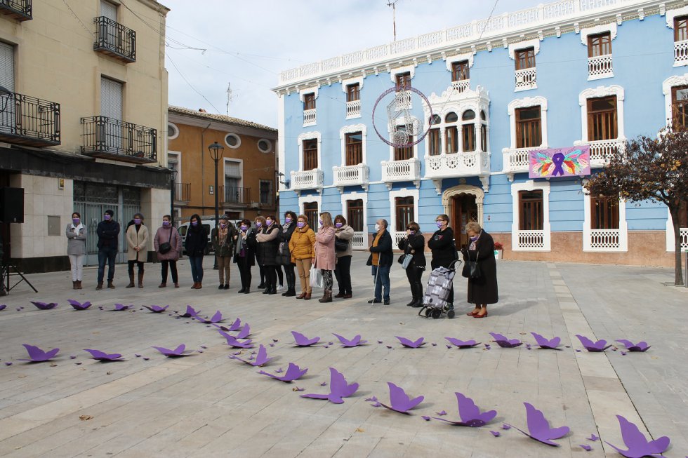 La Concejala de Igualdad del Ayuntamiento de Bullas, Carmen Abellán, ha leído un manifiesto, frente al Ayuntamiento de Bullas, en el que ha querido visibilizar el problema de una lacra social que sufren las mujeres en todo el mundo La Concejala de Igualdad del Ayuntamiento de Bullas, Carmen Abellán, ha leído un manifiesto, frente al Ayuntamiento de Bullas, en el que ha querido visibilizar el problema de una lacra social que sufren las mujeres en todo el mundo