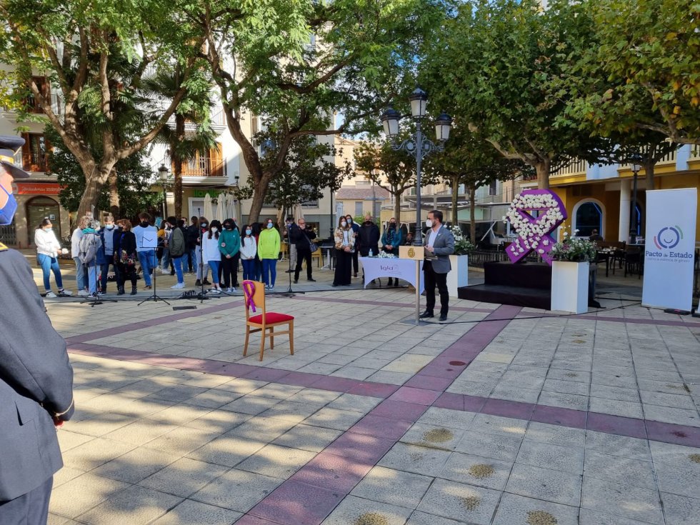 Lectura del Manifiesto 25N en la plaza Calderón de la Barca, en Lorca Lectura del Manifiesto 25N en la plaza Calderón de la Barca, en Lorca