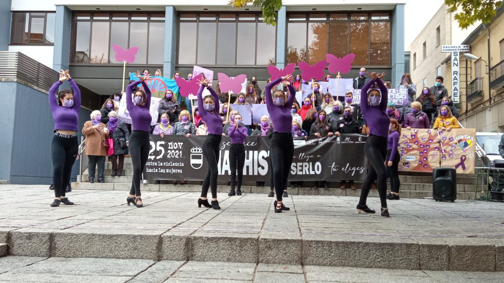 Baile ante el Ayuntamiento para celebrar el 25-N Baile ante el Ayuntamiento para celebrar el 25-N
