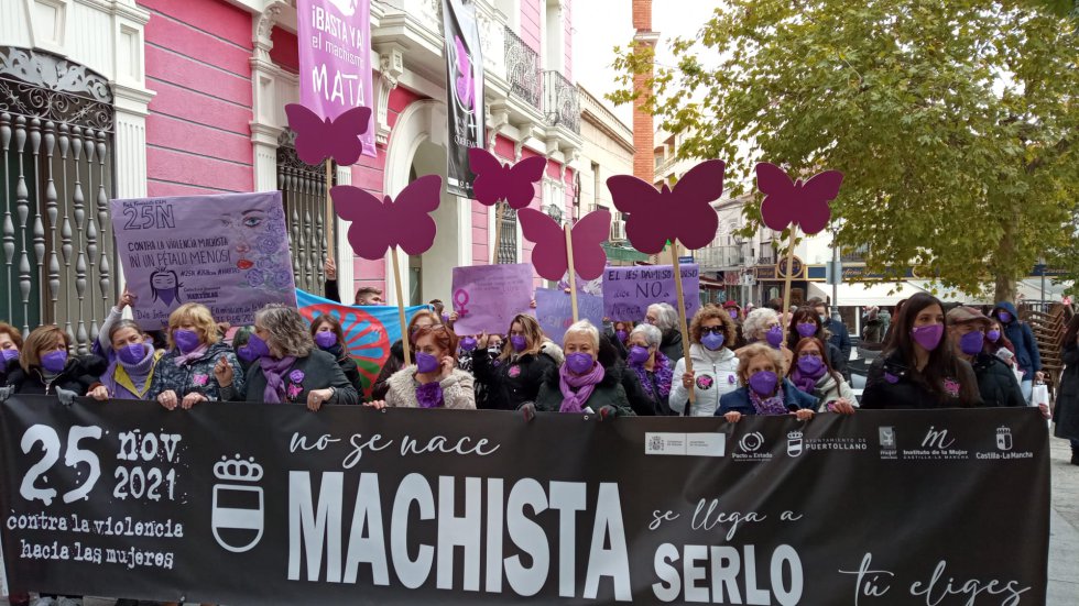 Cabecera de la marcha, llegando al Ayuntamiento Cabecera de la marcha, llegando al Ayuntamiento