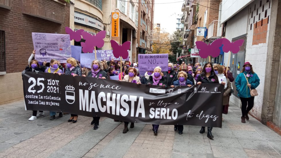 Marcha avanzando por las calles del centro de la ciudad Marcha avanzando por las calles del centro de la ciudad
