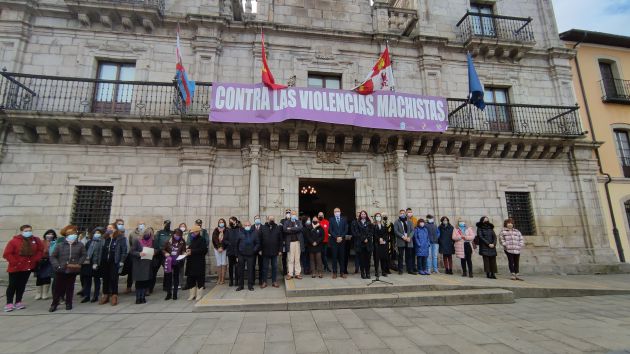 Minuto de silencio a las puertas del Ayuntamiento de Ponferrada