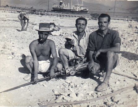 Año 1946. Camilo Andreu, trabajando como barrenador en el muelle de Escombreras, con sus compañeros Juan y Antonio.