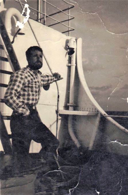 Año 1956. Camilo navegando en un petrolero por las costas de Marsella.