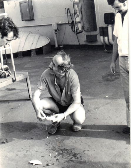 Año 1970. Camilo preparando poteras para pescar calamares en la cubierta del petrolero. Le encantaba dedicar sus ratos libres al arte de la pesca, que conoció de la mano de los pescadores del poblado de Escombreras en su juventud
