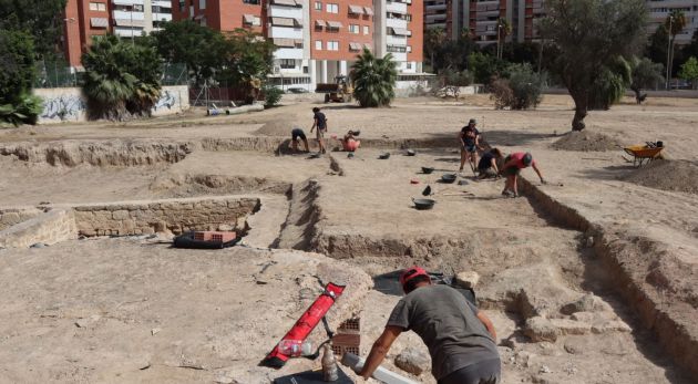 Arqueólogos trabajando en el yacimiento