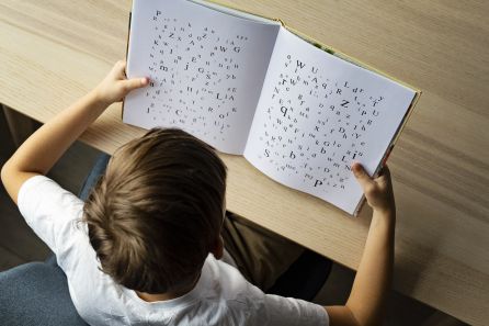 Un niño con dificultades para leer