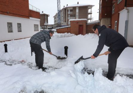Dos vecinos retiran la nieve