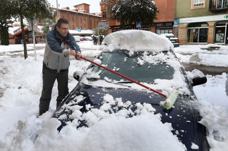 Un hombre retira la nieve de su coche