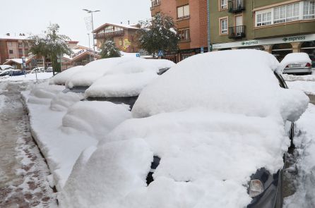 Los coches amanecían cubiertos de nieve