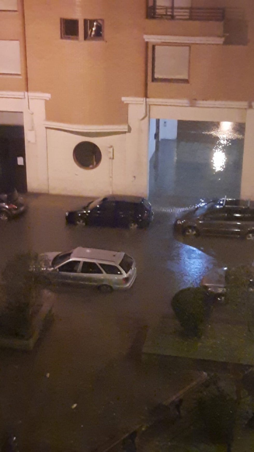 Inundaciones en Bizkaia: Coches sumergidos, bajos inundados,... las imágenes que deja la riada