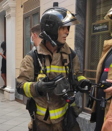 El bombero Juan Antonio Plata, en plena acción