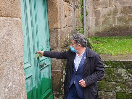 Fernández Lores abriendo la puerta del Convento de Santa Clara