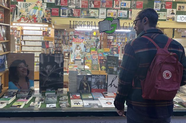 A man looks at the Almudena Grandes tribute in the Gaztambide bookstore.