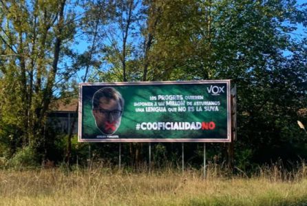 Primera valla de la campaña emprendida por Vox contra el diputado de Foro Asturias.