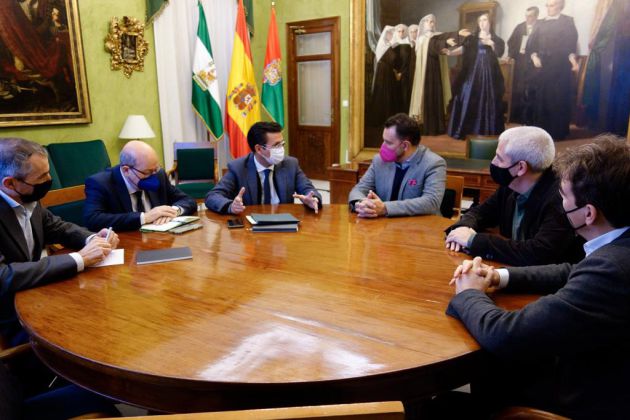 Reunión del alcalde de Granada, Paco Cuenca, con los responsables de la empresa tecnológica multinacional T-System