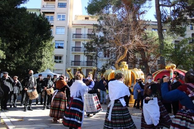 El Grup de Danses Carrascal bailando la "Dansà d'Alcoi" con la música interpretada por La Cordeta.