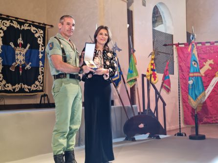 La alcaldesa de Ronda. Mari Paz Fernández, entrega la distinción al Coronel Jefe del 4º Tercio, José de Meer