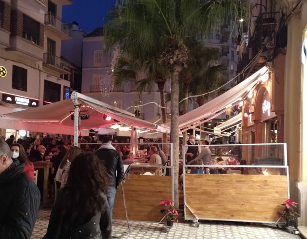 Terrazas que ocupan las aceras en el centro de Málaga este sábado