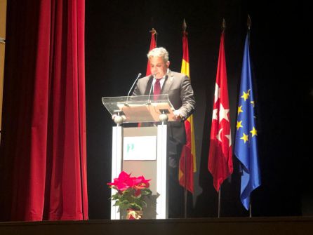 El alcalde de Parla durante el acto celebrado en el Teatro Jaime Salom