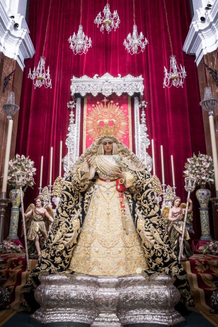 La Esperanza de Triana con el fondo del dosel cedido por la Vera Cruz de Alcalá del Río