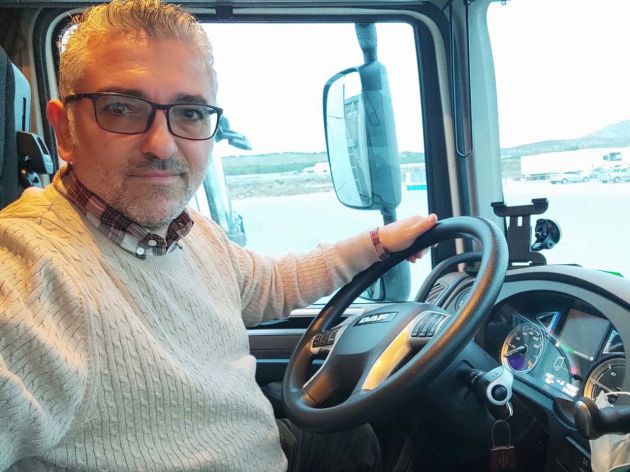 Emilio Aparisi, at the wheel of the truck that has taken him from Calasparra to Ely, in the United Kingdom