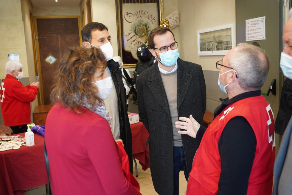 El alcalde de Maó Hector Pons conversando con Arturo Bagur de Cruz Roja