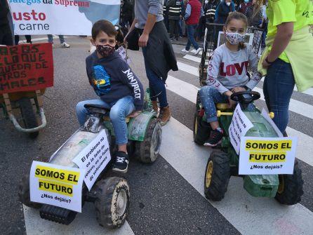 Niños participan en la gran manifetación ganadera celebrada en Oviedo por el futuro del sector