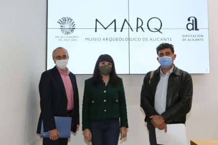 La consellera de Cultura, Julia Parra, junto con José Alberto Cortés (i) y Manuel Olcina (d), gerente de la Fundación MARQ y director del museo, respectivamente.