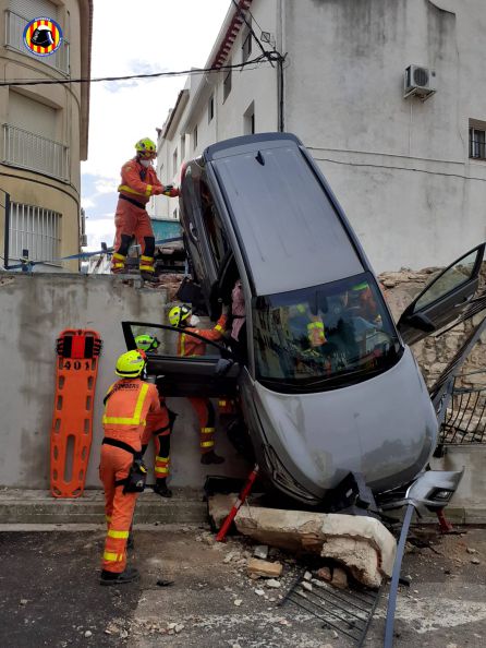 Bomberos rescatan a los ocupantes del coche en Oliva