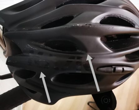Así ha quedado el casco del hombre que tuvo el accidente en el carril bici de la Alameda de València.