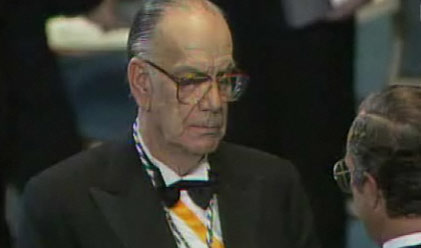 Camilo Jos&eacute; Cela recibe el Premio Nobel