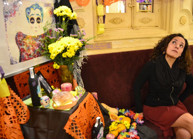 La artista hispano-mexicana Patricia Fornos junto al altar del Día de los Muertos dedicado a Chavela Vargas