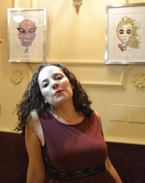 La artista Patricia Fornos, junto a dos de sus obras expuestas en "La Manuela" de Madrid.