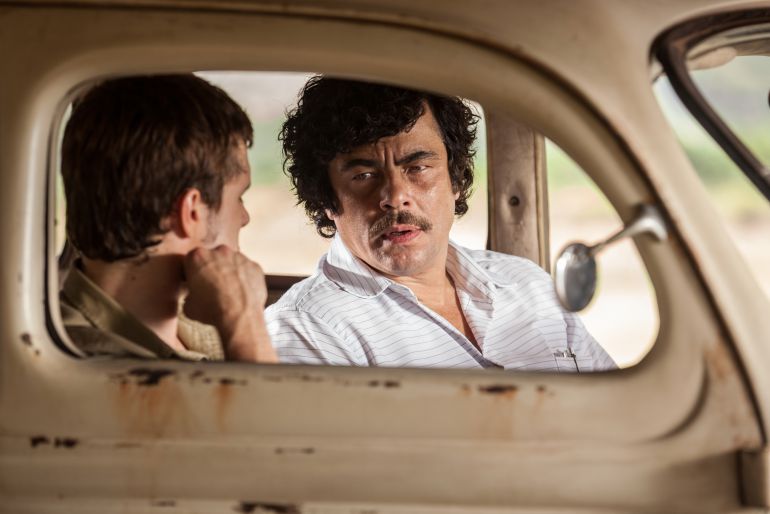 Crítica de Escobar, paraíso perdido, con Benicio del Toro, Carlos Bardem y Josh Hutcherson: Portentoso Del Toro