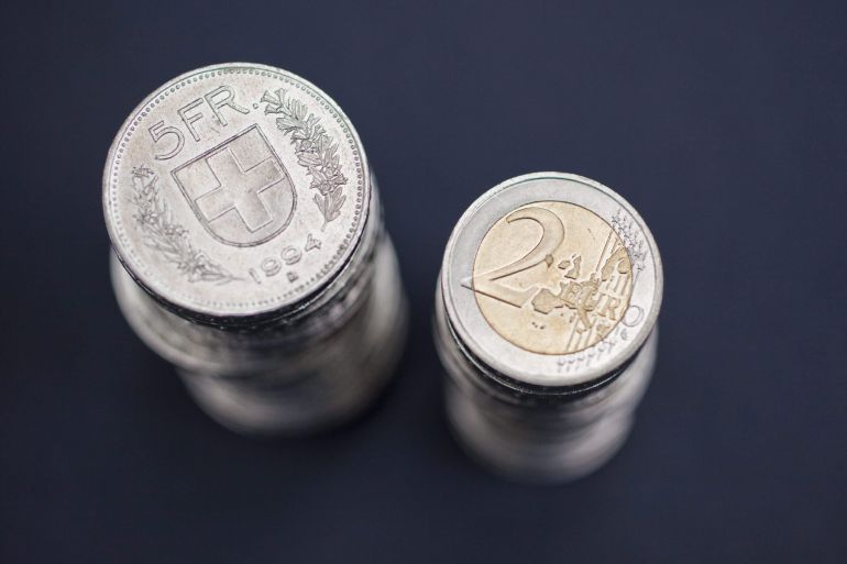 Una torre de monedas de franco suizo (izq) y otra de euro. EFE/Archivo
