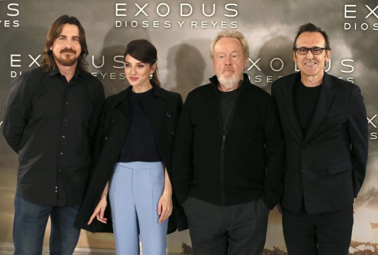 El actor galés Christian Bale (i) y la actriz María Valverde (2i) posan junto al director Ridley Scott (2d) y el músico Alberto Iglesias (d), durante el photocall, de 'Exodus: dioses y reyes'.
