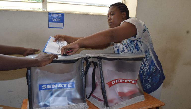 Una mujer vota durante las elecciones legislativas que se celebran con más de tres años de retraso, en Puerto Príncipe (Haití).