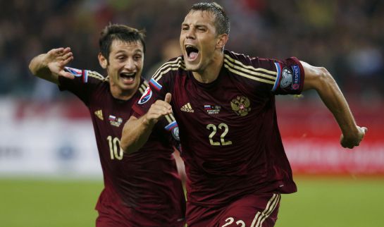 Russia's Artem Dzyuba (R) celebrates with team mate Alan Dzagoev after scoring against Sweden during their Euro 2016 group G qualification match at the Otkrytie Arena stadium in Moscow, Russia, September 5, 2015. REUTERS/Maxim Zmeyev