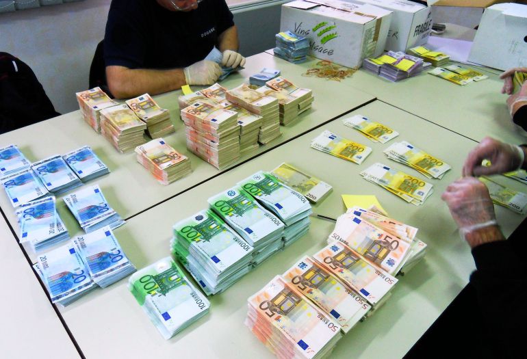 1 Million De Roupies En Euros Una anciana destroza con unas tijeras un millón de euros | Hora 14 Fin