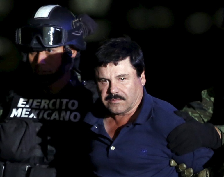 El Chapo Guzmán durante su traslado hasta el helicóptero que lo conduciría hasta la cárcel de Altiplano