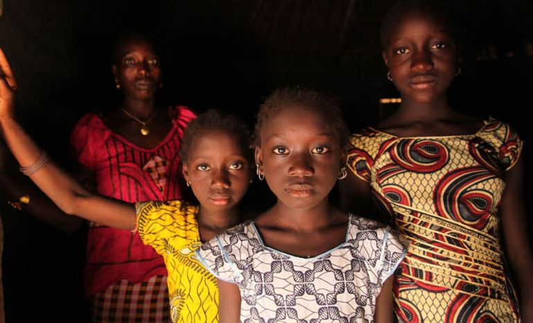 Varias mujeres en su casa de Guinea Bissau