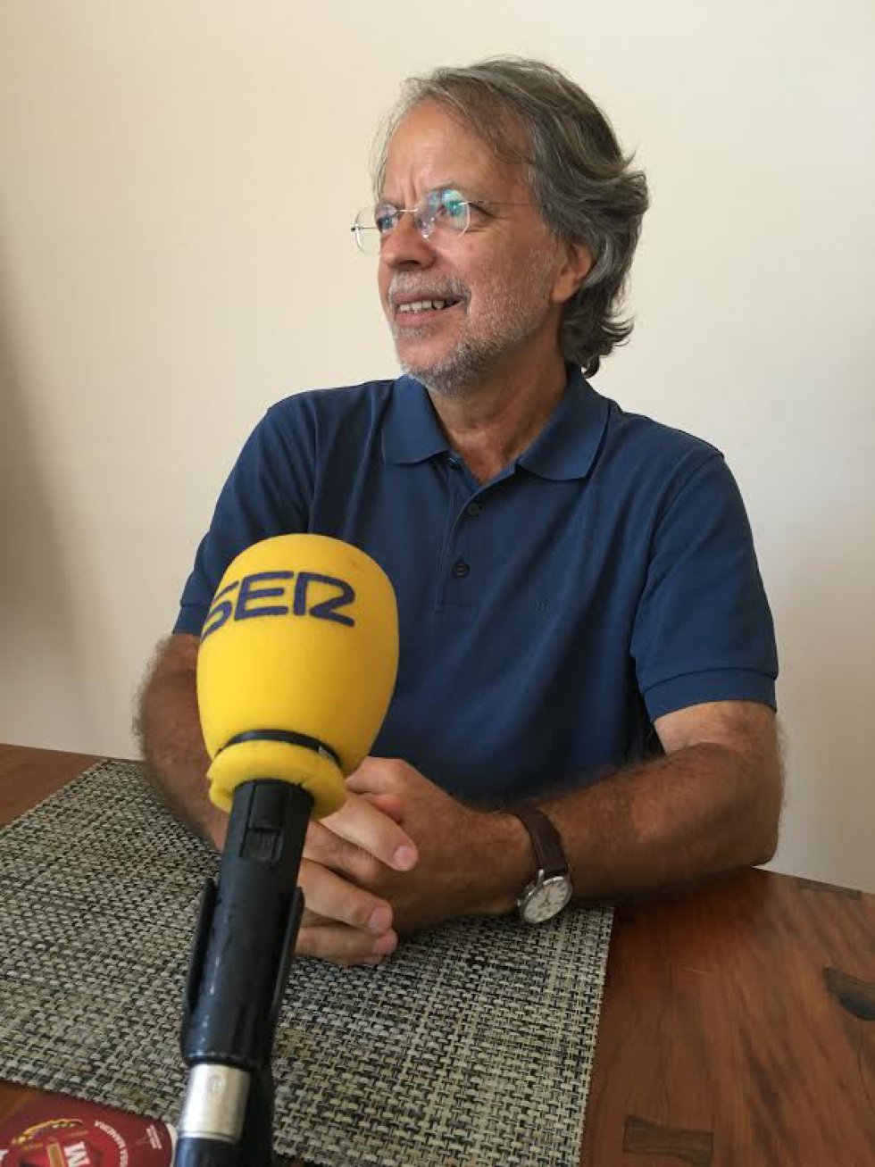 Mía Couto atiende a la Cadena Ser en la sede de la Fundación que lleva el nombre de su padre Fernando Leyte. Mía Couto atiende a la Cadena Ser en la sede de la Fundación que lleva el nombre de su padre Fernando Leyte.