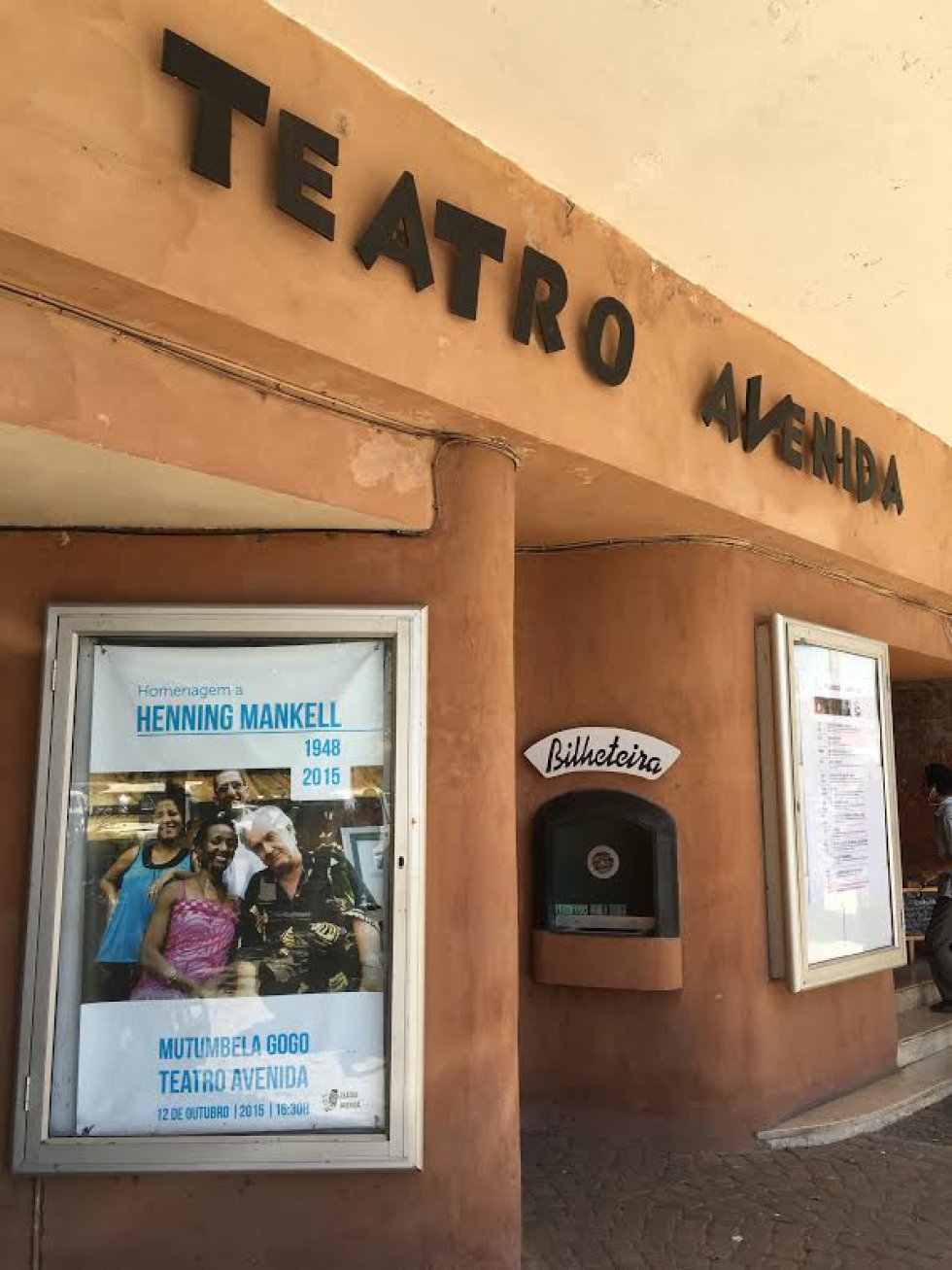 El Teatro Avenida en el que trabajó Henning Mankell como director artístico de la compañía Mutumbela Gogo. El Teatro Avenida en el que trabajó Henning Mankell como director artístico de la compañía Mutumbela Gogo.
